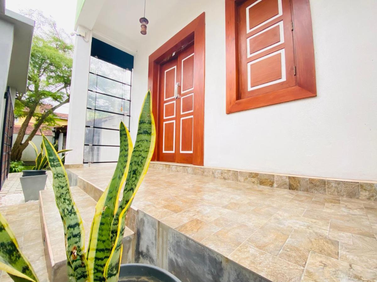 Srimadis Villa Near Airport - Negombo Exterior foto